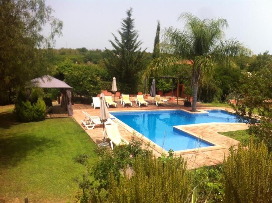 奥良Quinta da Sao Joao - Villa Oliveira的庭院内的游泳池,配有椅子和凉亭