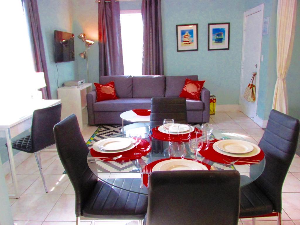 迈阿密海滩Ocean Breeze的客厅配有桌椅和沙发