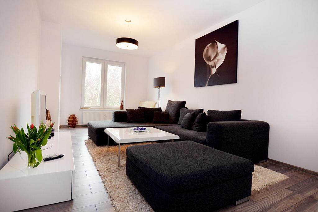 科沃布热格Apartament Polanki的客厅配有沙发和桌子