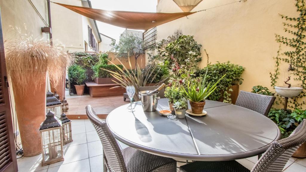 比萨圭拉齐住宿加早餐旅馆的种有植物的庭院里的桌椅
