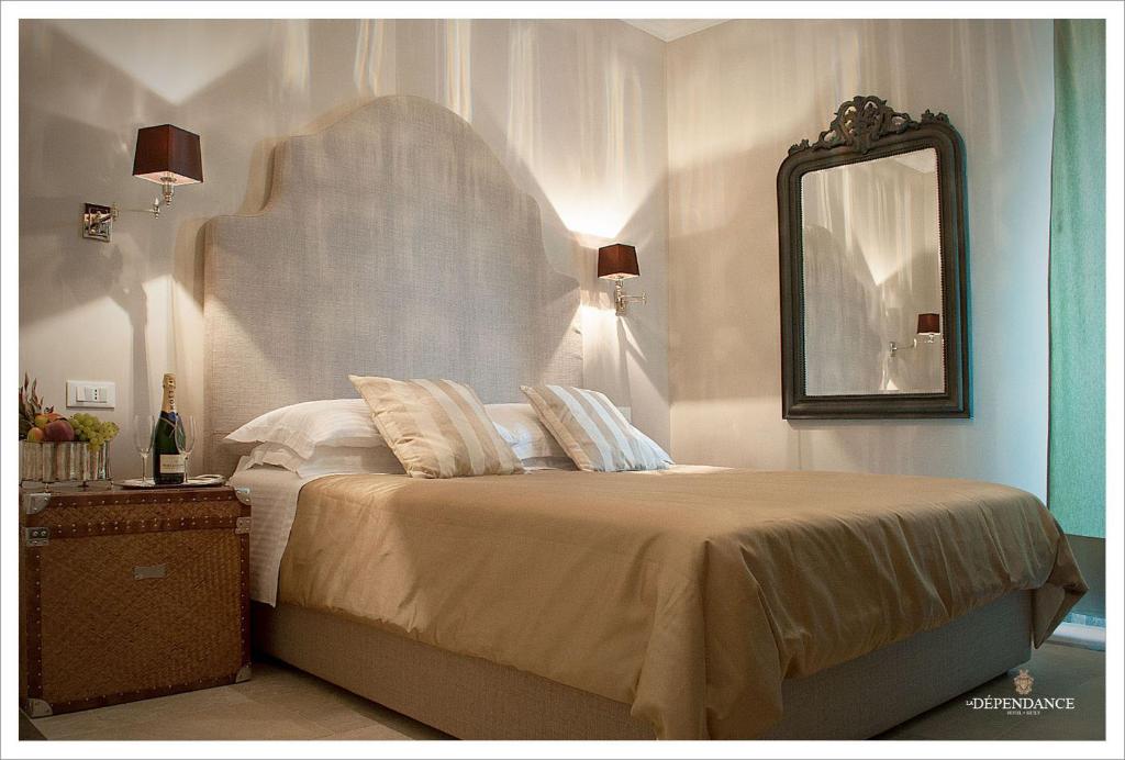 诺托独立酒店的一间卧室配有一张带镜子的大床