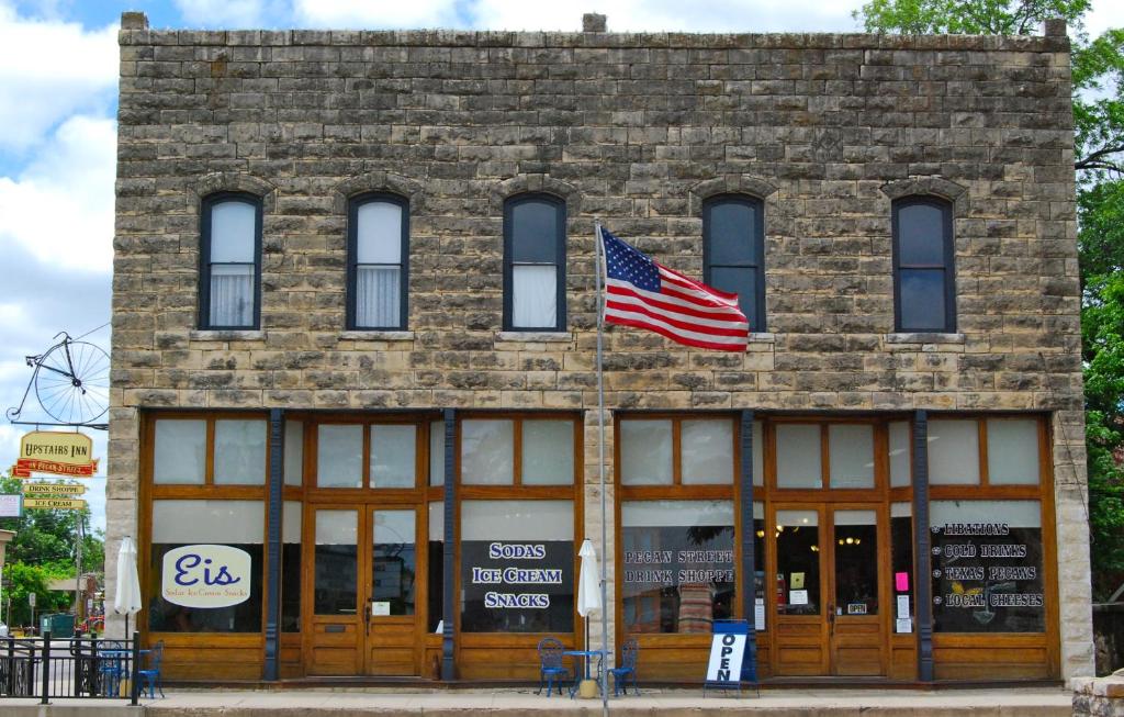 HicoUpstairs Inn的一座砖砌建筑,上面有美国国旗