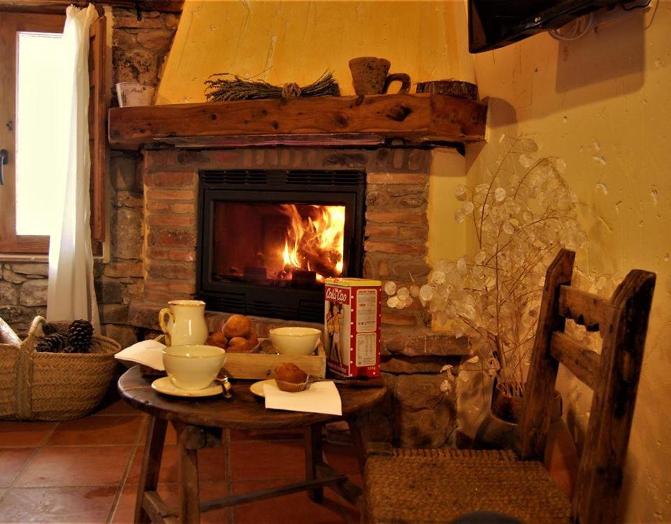 Laguna del MarquesadoLa Lagunilla的石头壁炉,餐桌上放着食物