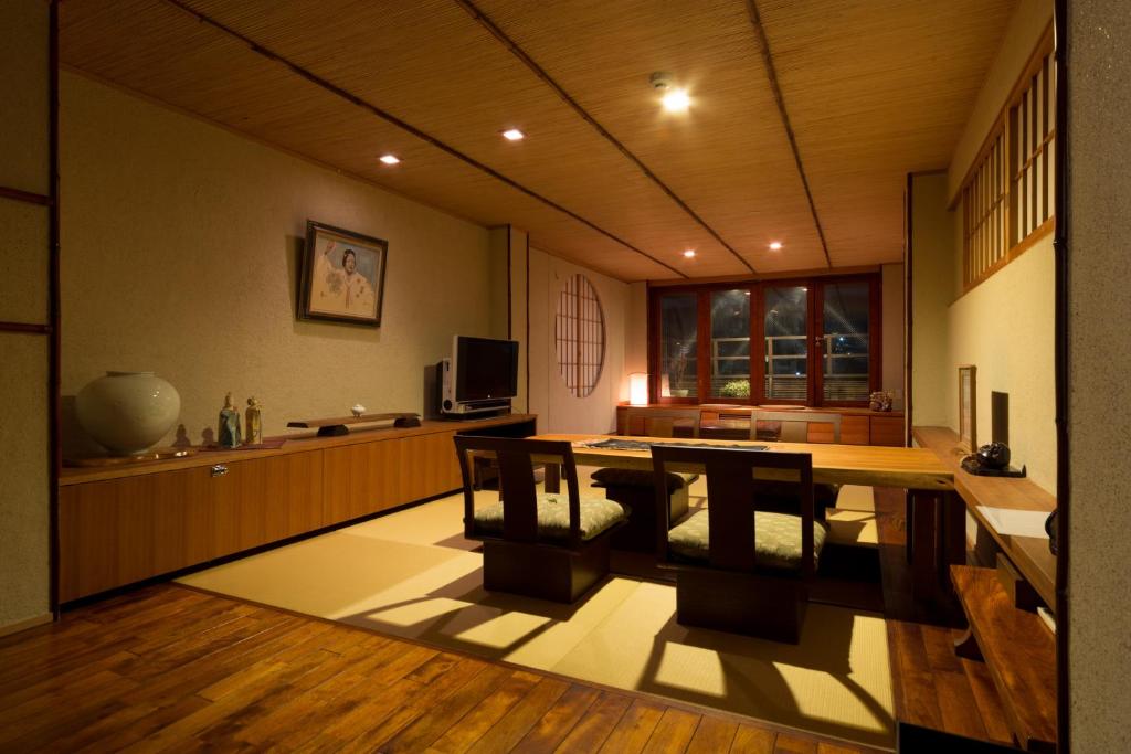 京都京都樱花度假屋 的一间带桌椅的用餐室