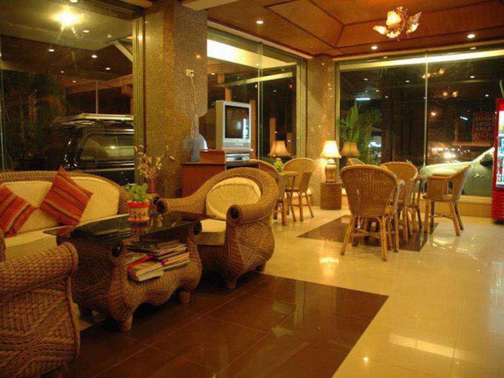 彭世洛卡莱萨恩普莱斯酒店的客厅配有椅子、沙发和桌子