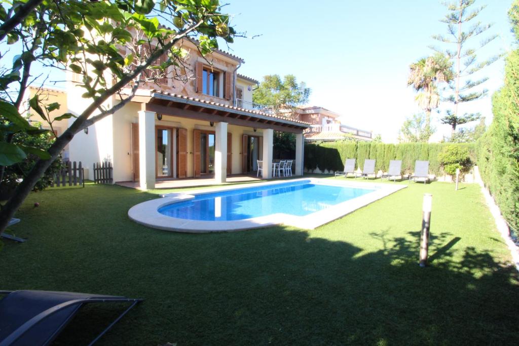埃尔托罗Villa Puerto Adriano的庭院中带游泳池的房子