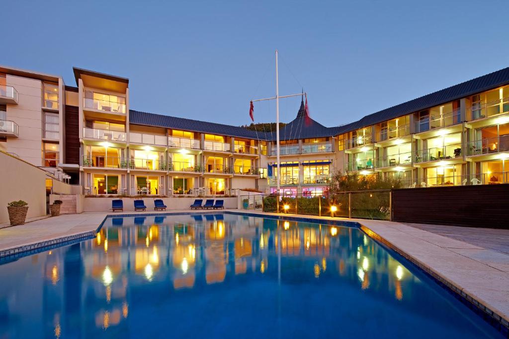 皮克顿皮克顿游艇俱乐部酒店 的大楼前设有游泳池的酒店