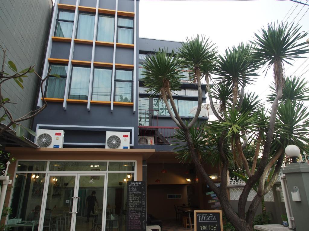 曼谷丝丽亚娜尔广场旅馆的一座棕榈树建筑