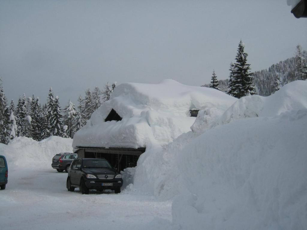 索内纳尔佩·纳斯费尔德Haus Serena oben的堆积在汽车顶上的积雪
