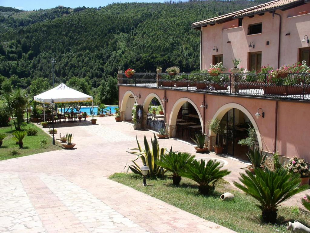 PeritoAgriturismo solare的一座植物在建筑的一侧