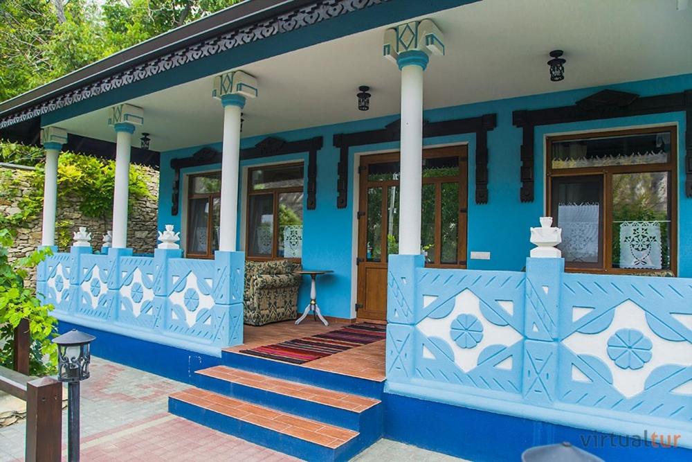 ButuceniResedinta Rotundu的蓝色的房子,前面有楼梯