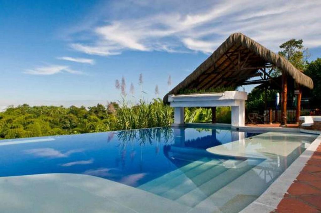 亚美尼亚Hotel Hacienda Combia的一个带凉亭的大型游泳池