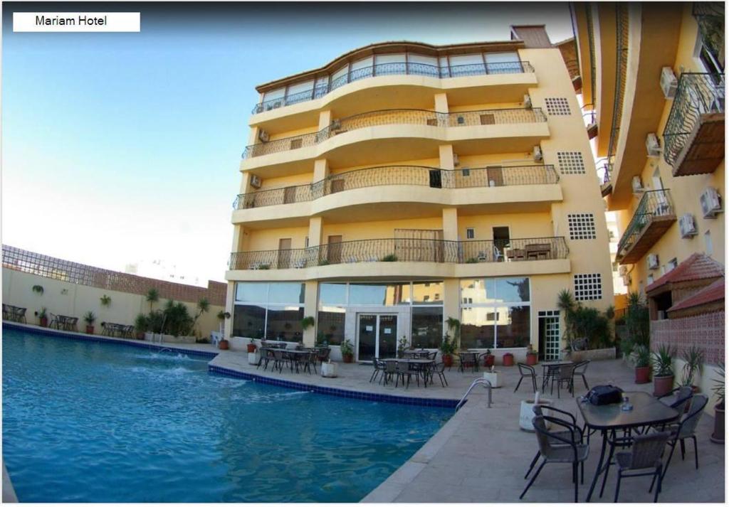 马达巴Mariam Hotel的一座建筑,旁边设有游泳池