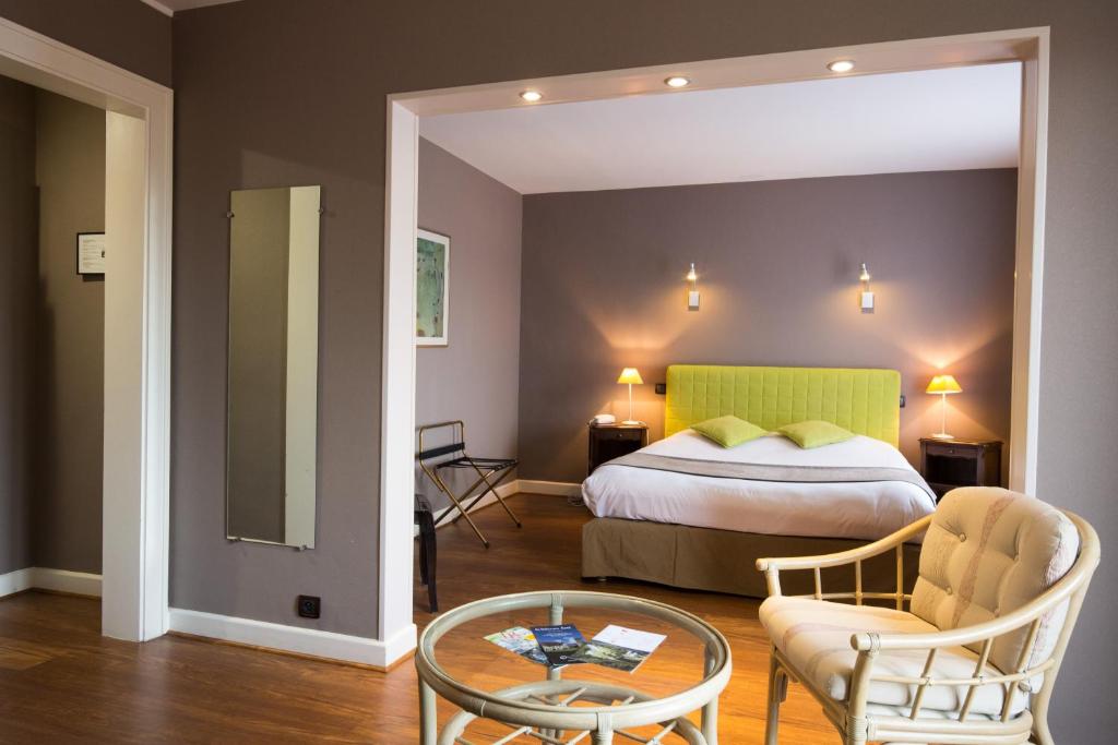 维勒塞瑟尔泰莱希酒店的酒店客房配有一张床铺和一张桌子。