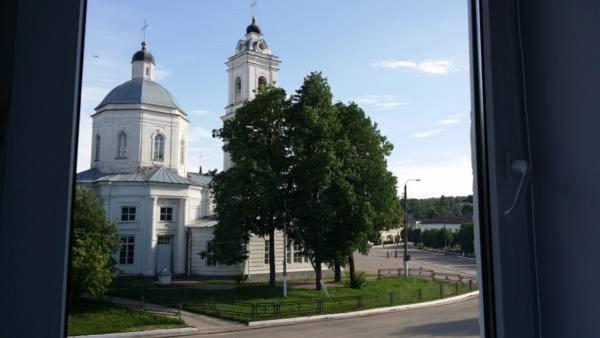 塔鲁萨Комнаты на сутки у Дубровского的享有白色建筑和钟楼的景色