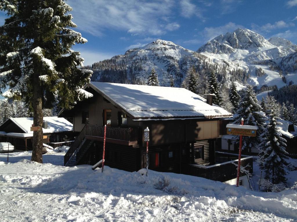 索内纳尔佩·纳斯费尔德Haus Petra的山底雪中小屋