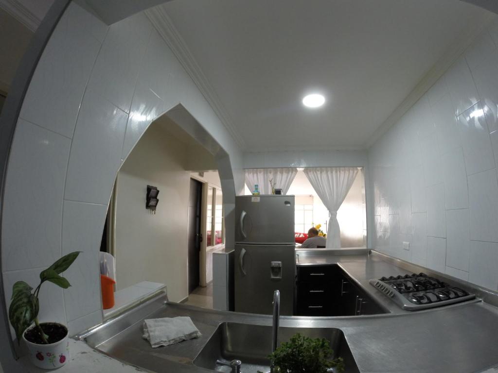 比亚维森西奥Casa Villavicencio的厨房配有水槽和冰箱