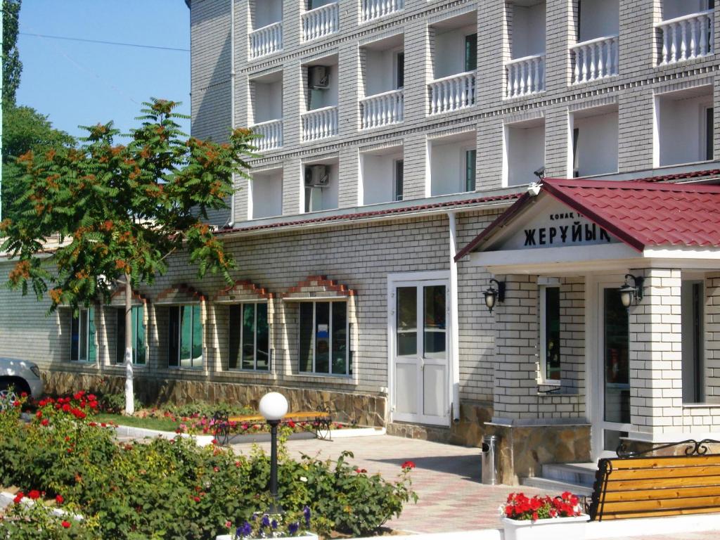 阿克套Жеруйык Отель的一座标有酒店标志的建筑