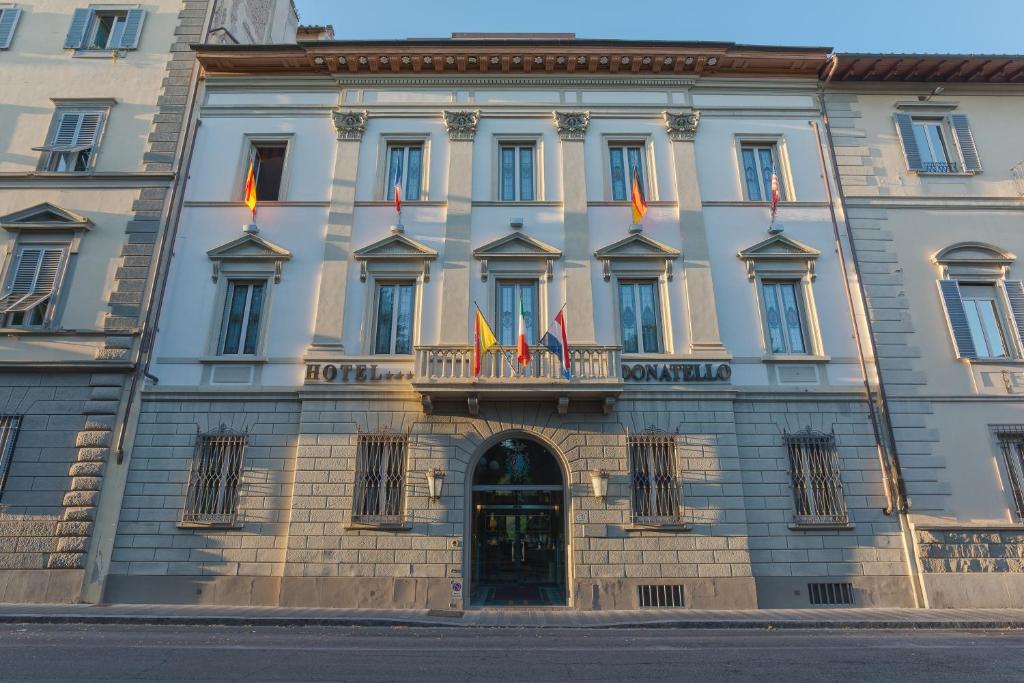 佛罗伦萨多纳泰罗酒店的前面有几个旗帜的建筑