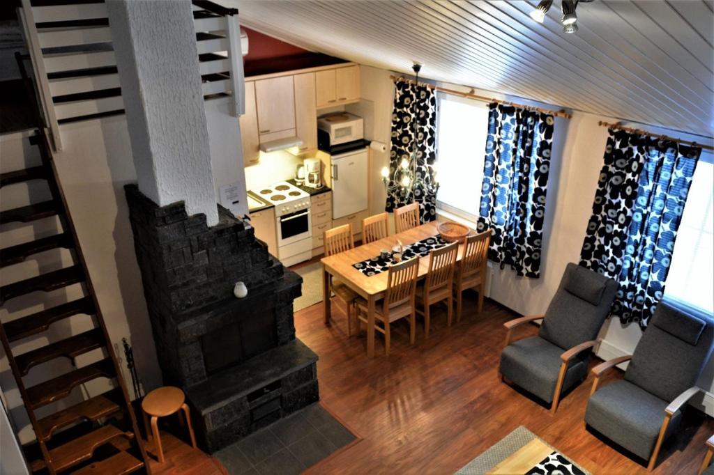 列维极地之星公寓 的享有空中景致,设有厨房和带壁炉的客厅。