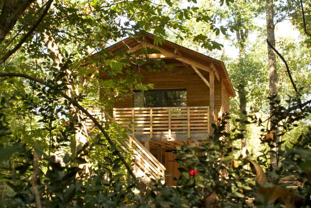 GennesEcolodges de Loire & Spa的树中间的小木屋