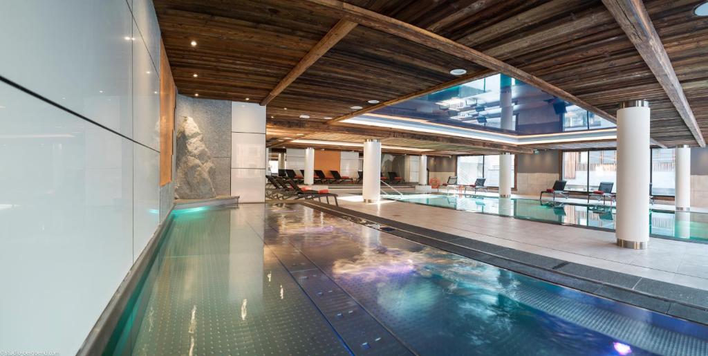 夏蒙尼-勃朗峰Résidence Le Cristal de Jade的一座带游泳池的大楼内的大型游泳池