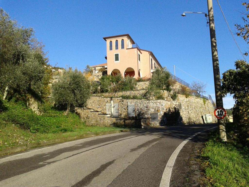 斯培西亚La Torretta Rosa的山边有路的房子