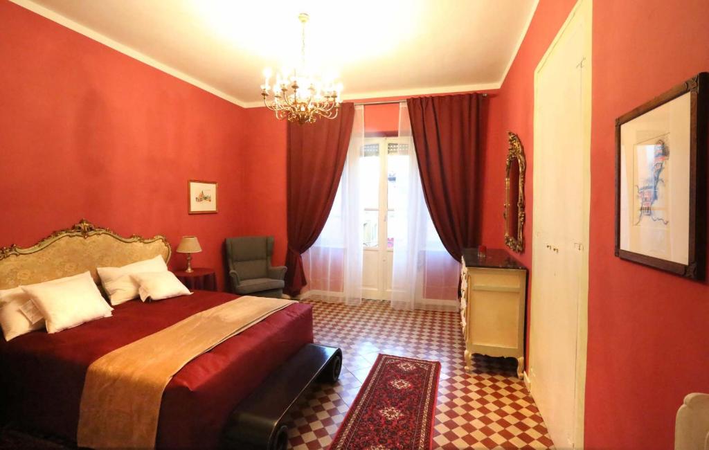 阿尔巴Casa del Fotografo的红色卧室配有一张床和一个吊灯