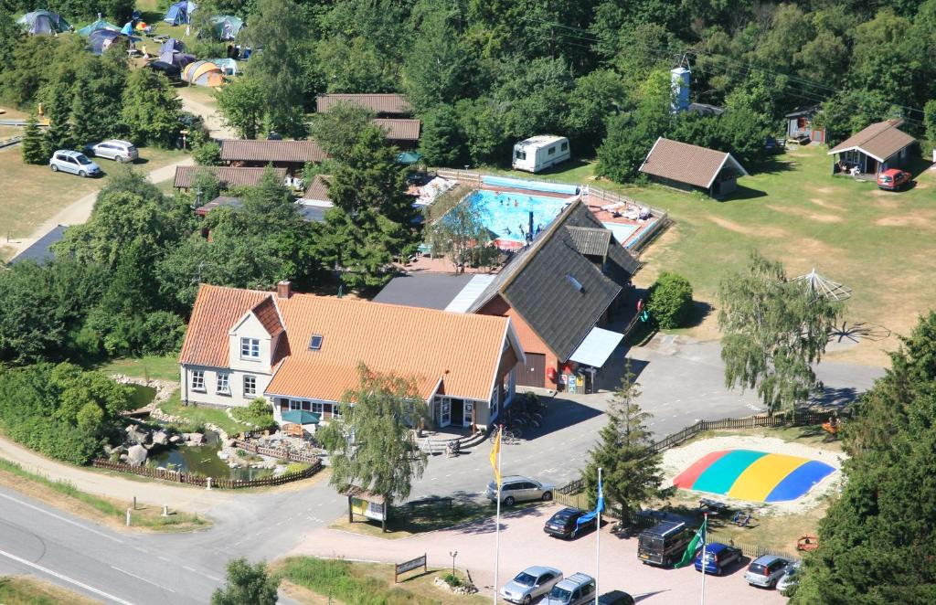 阿灵厄林霍尔特家庭露营地的享有带游泳池的房屋的空中景致
