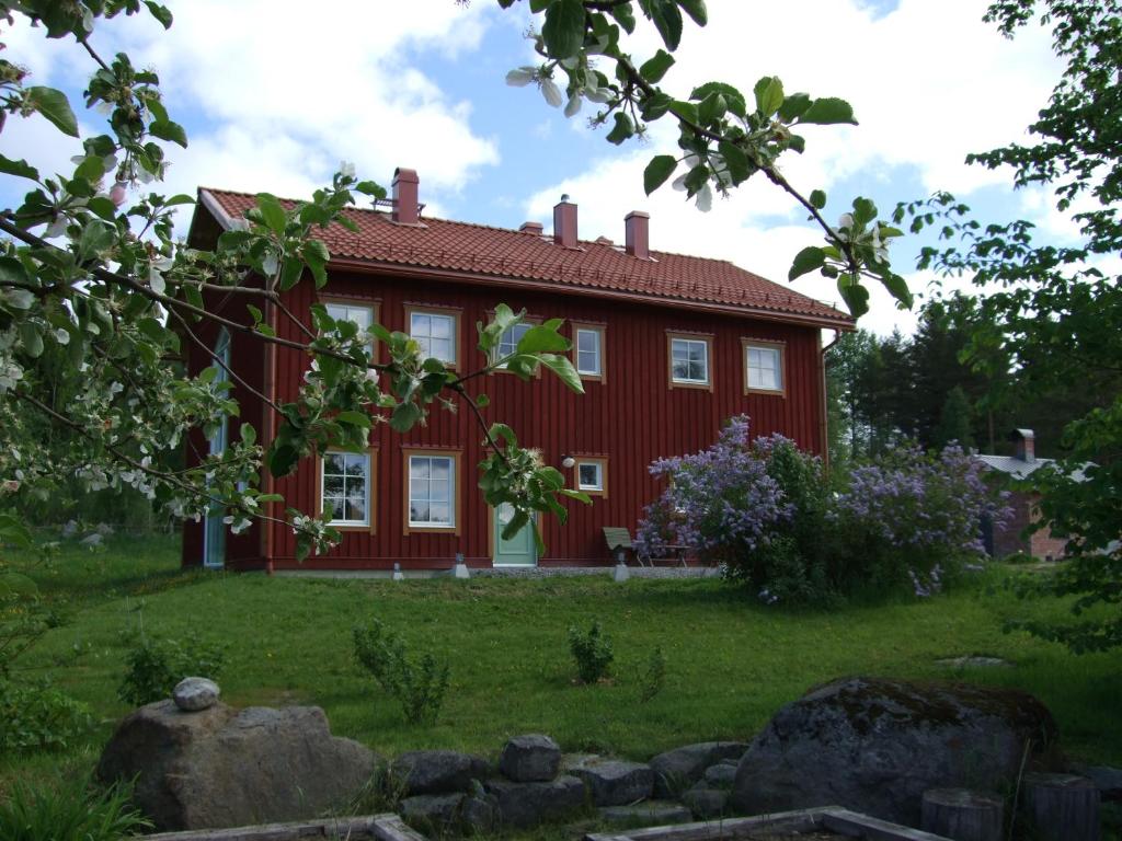 BjärtråAllsta Gård Kretsloppshuset B&B的前面有花园的红色房子