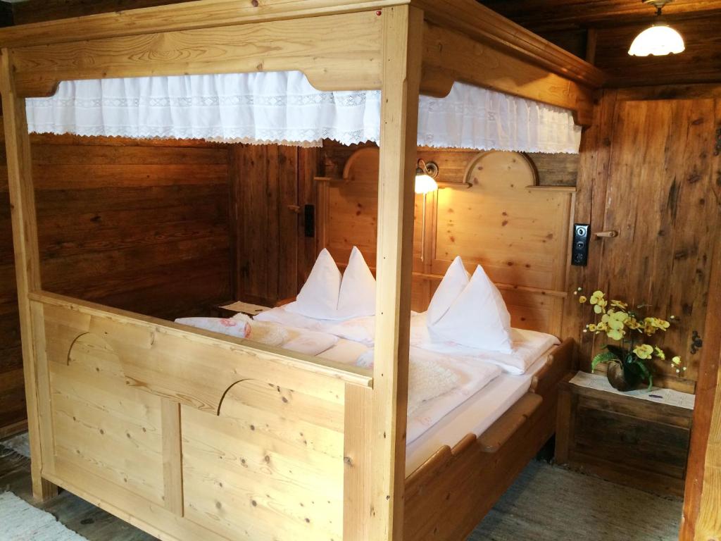 TurnauRomantikzimmer Jakobbauer的木屋内的一张木制双层床