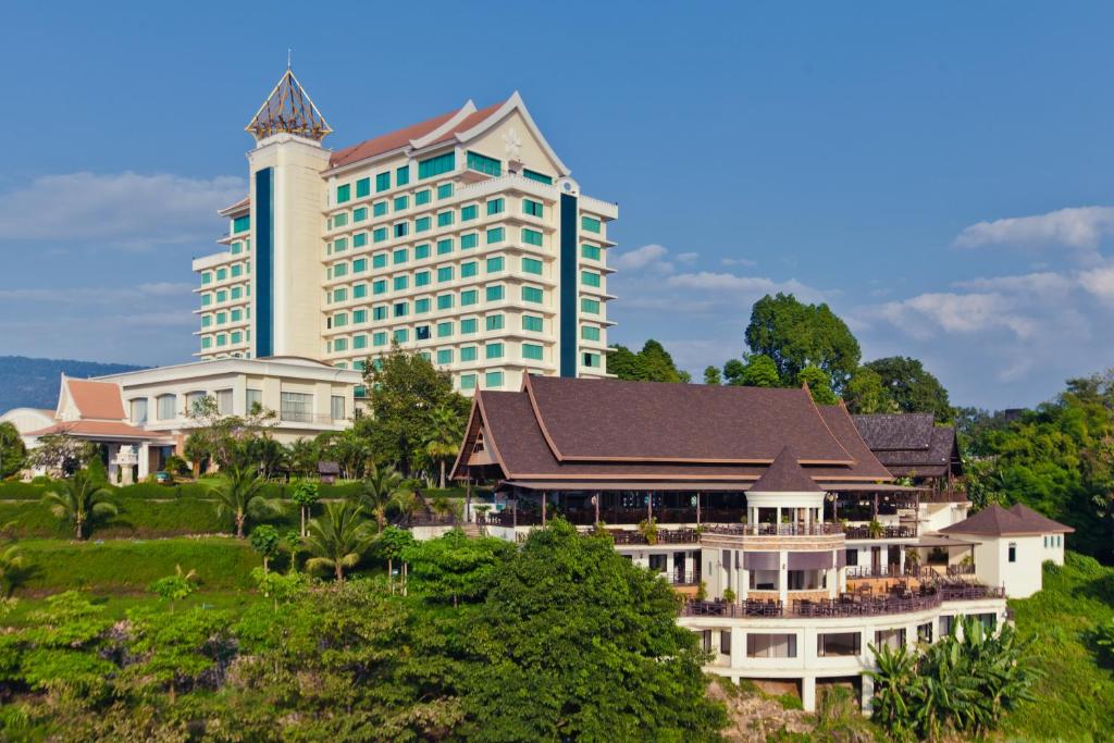 巴色坎巴萨克大酒店的一座位于大建筑后面的度假胜地