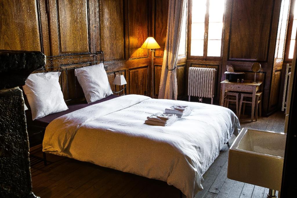 Savièse拉格德豪宅酒店的一间卧室设有一张大床和一个水槽