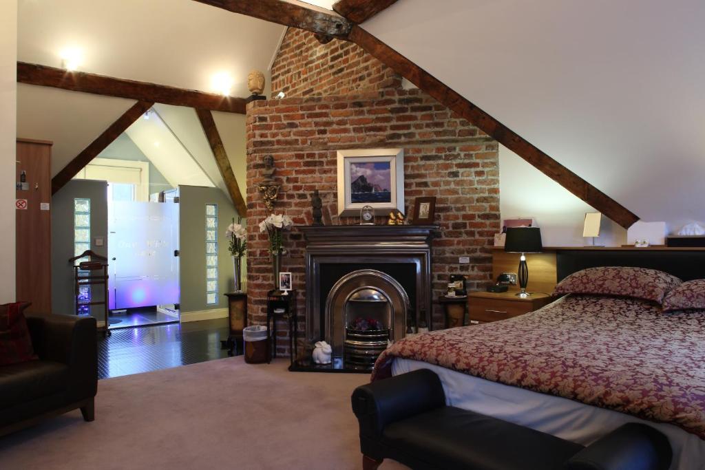 都柏林商人之家酒店的卧室设有砖砌壁炉和1张床