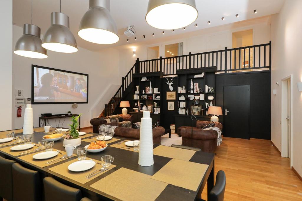 科尔马克莱夫街克尔玛公寓的一间带桌子的用餐室和一间客厅