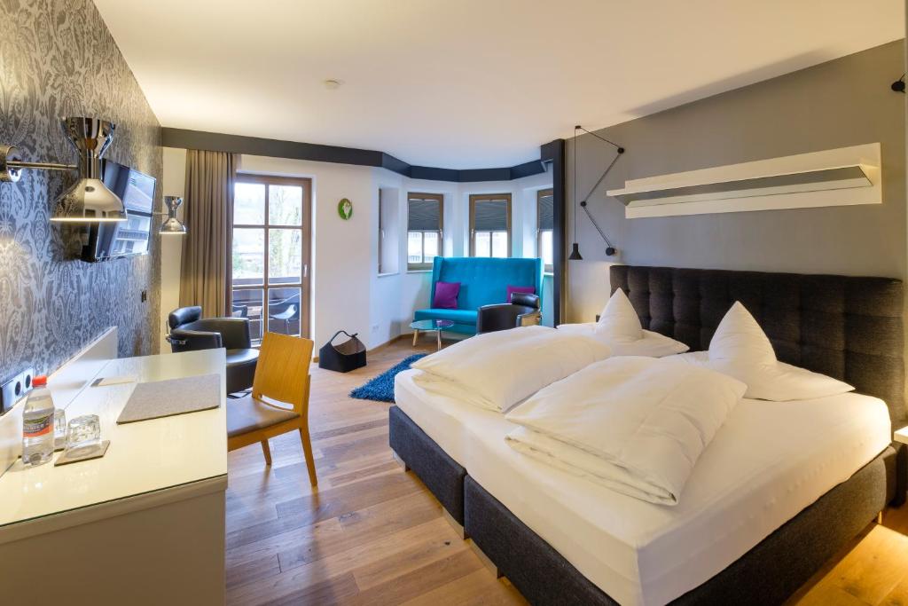 奥伯斯特多夫加姆斯精品酒店的酒店客房设有一张大床和一张书桌。