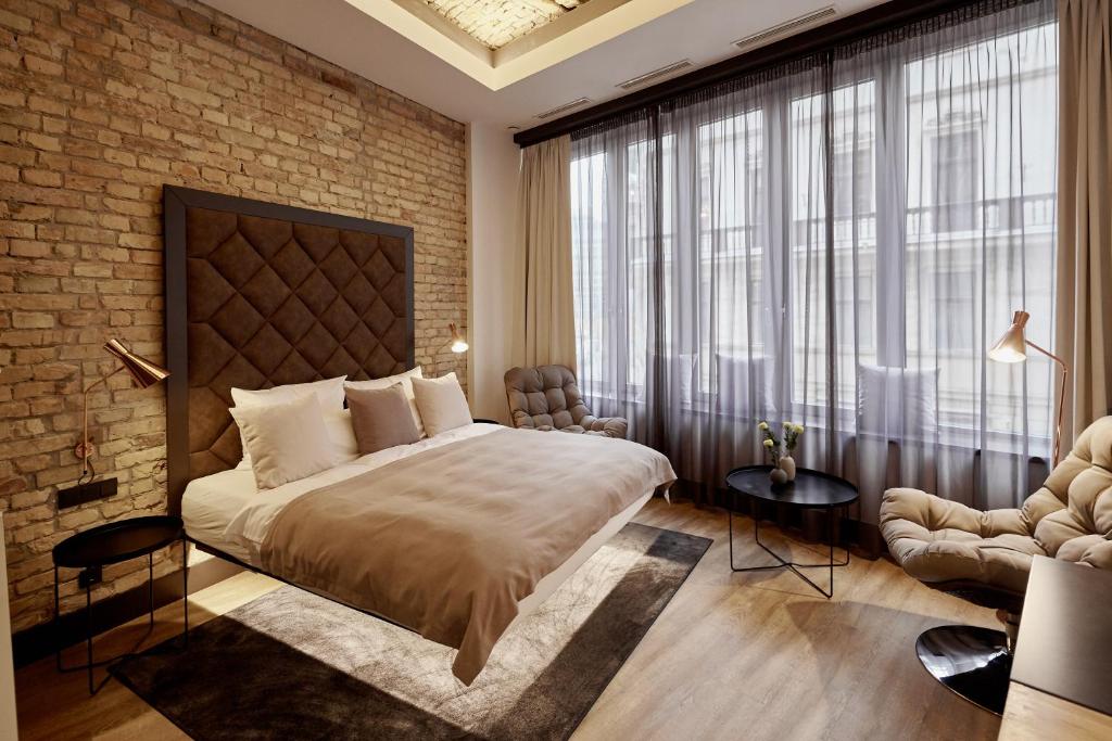 布达佩斯布达佩斯阁楼公寓的一间卧室设有一张大床和砖墙