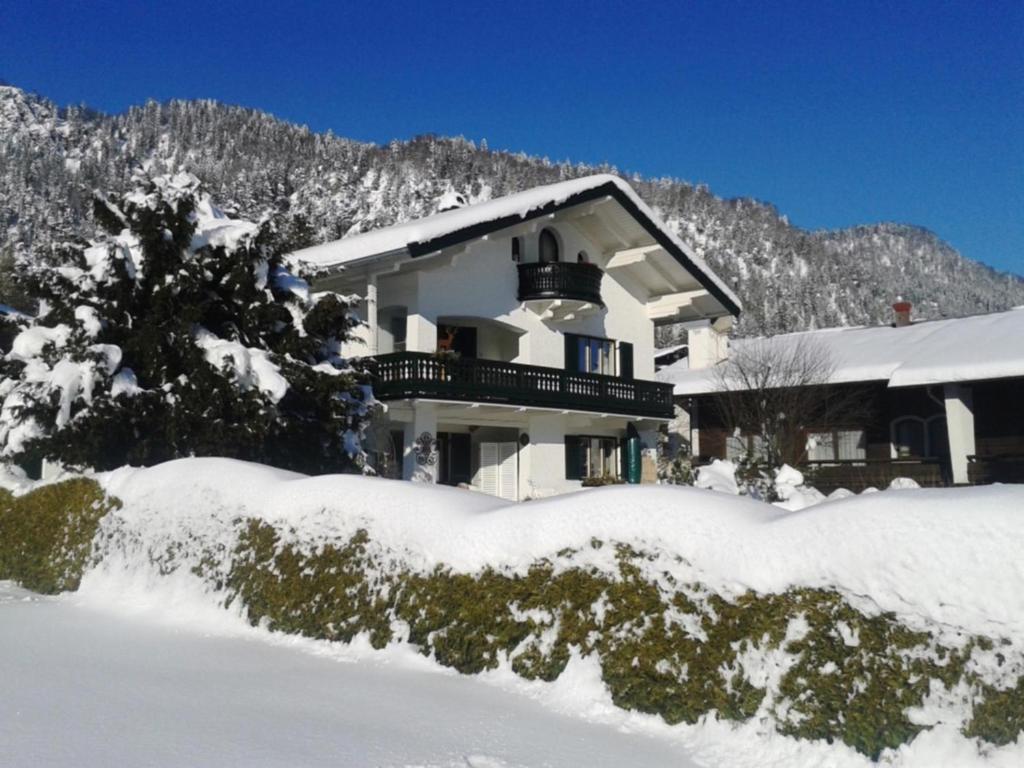 雷特温克尔Landhaus Bellecôte的前面的地面上积雪的房子