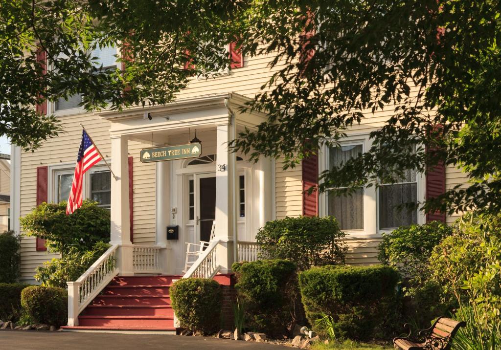 纽波特山毛榉树小屋宾馆的前面有美国国旗的白色房子