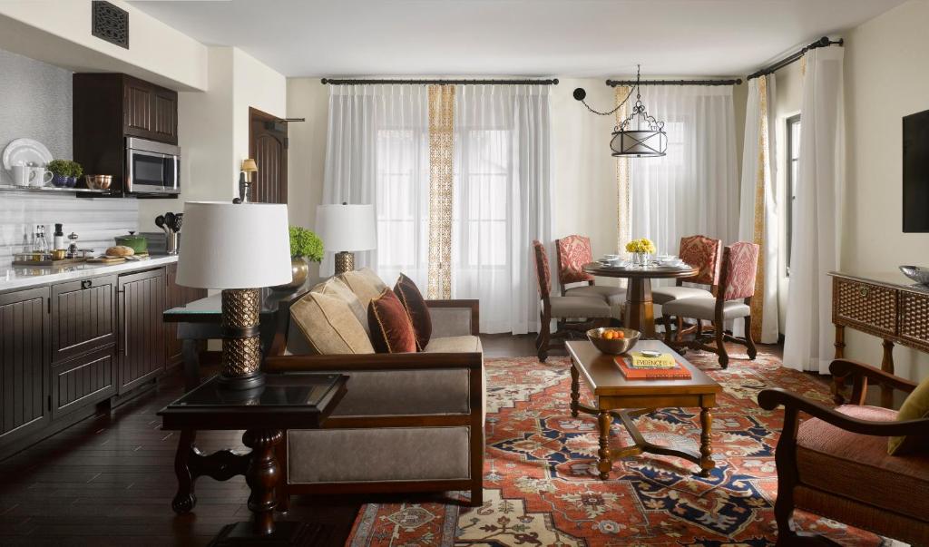 洛杉矶拉雷纳广场酒店的客厅配有沙发和桌子