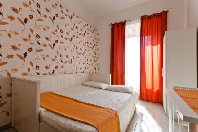 罗马Hostel Castello Maggiore的卧室配有一张挂在墙上的树壁床。