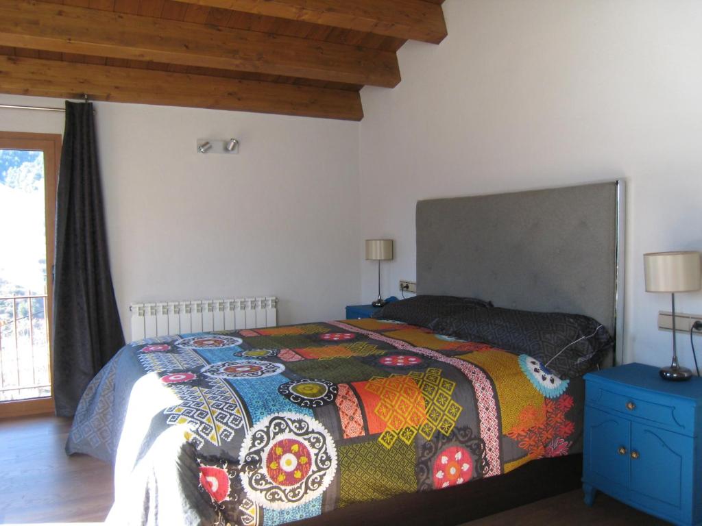 Aransá卡莱斯克拉乡村民宿的一间卧室配有一张带彩色毯子的床