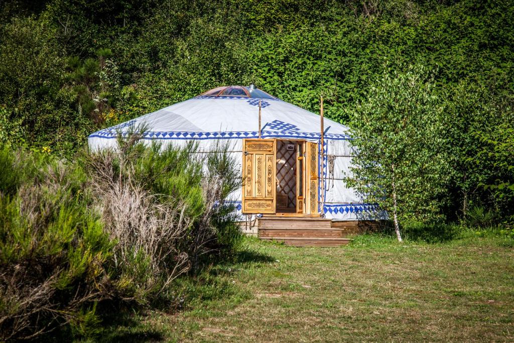 FerdruptDomaine des Planesses的圆顶帐篷,在田野上设有木门