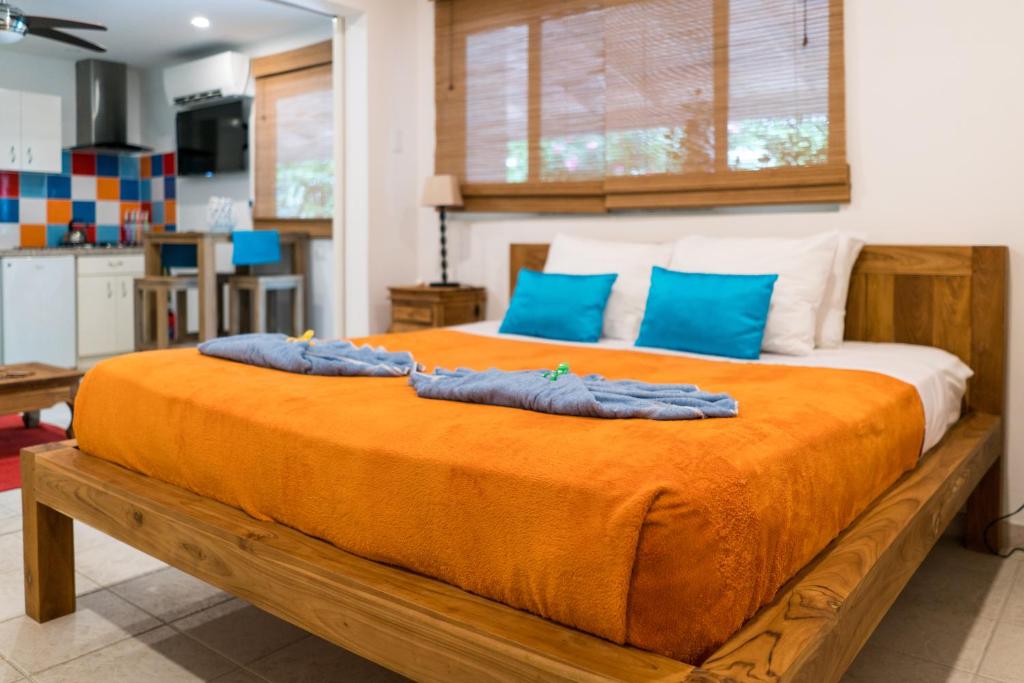 棕榈滩Cas Elizabeth的一间卧室配有一张带蓝色枕头的大床