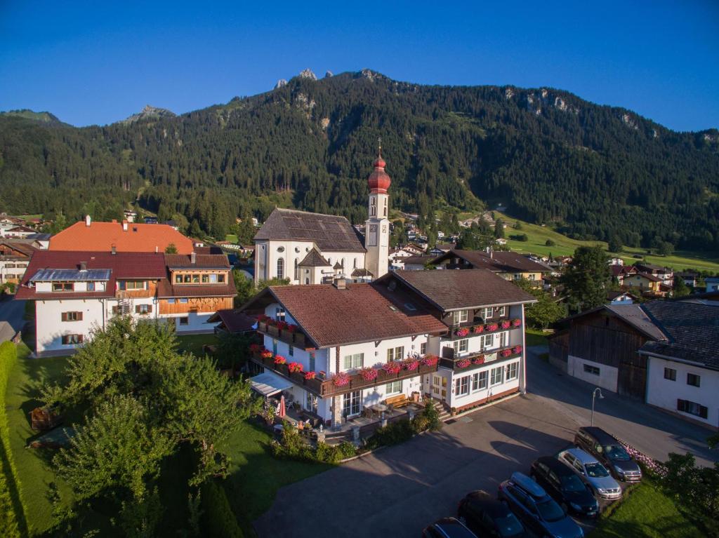 罗伊特Alpenhof Wängle的享有小镇空中美景,设有钟楼