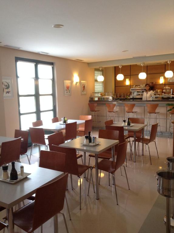 巴尔德佩尼亚斯中央酒店的一间带桌椅的餐厅和一间厨房
