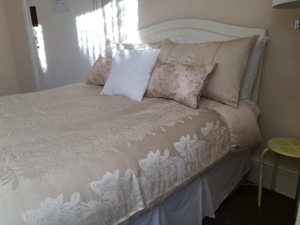 滨海绍森德卡利斯旅馆的一张白色的床,上面有枕头