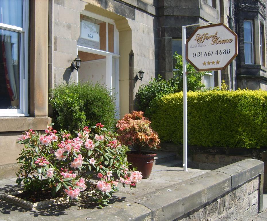 爱丁堡吉福德酒店的商店前有鲜花的标志