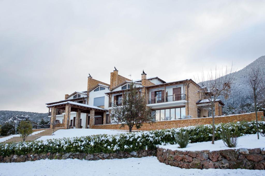 维蒂纳Nymfasia Resort的地面上积雪的大房子