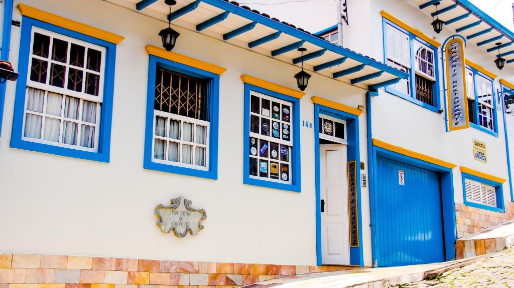 马里亚纳Pousada do Chafariz的拥有蓝色门窗的建筑